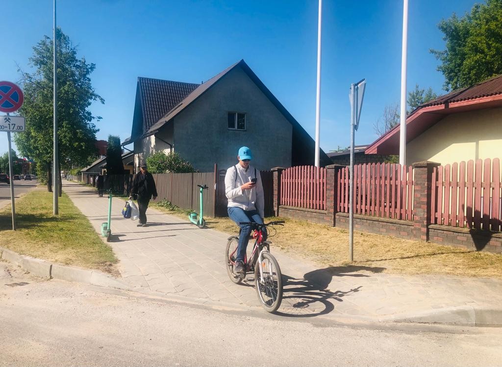 Lai uzlabotu vides pieejamību, izbūvē ietvju apmaļu pazeminājumus